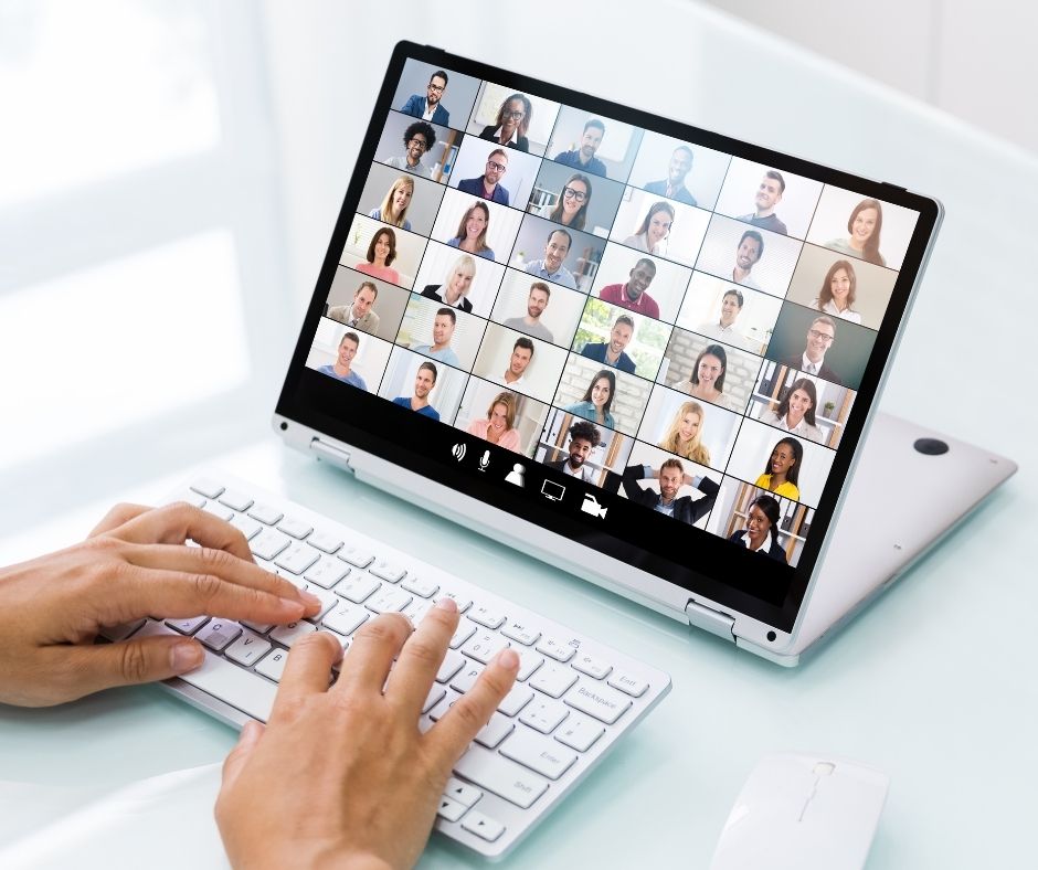 Ekran komputera z widocznymi małymi obrazkami z twarzami uczestników spotkania